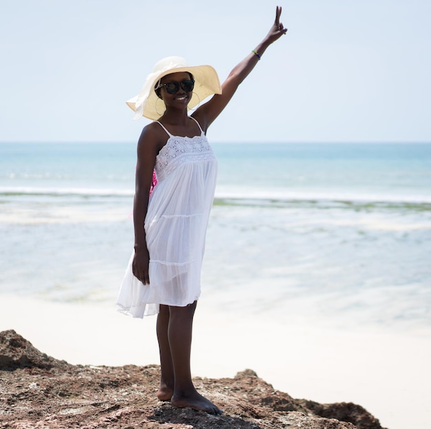 Schönes Afroamerikanermädchen auf Seestrandsand