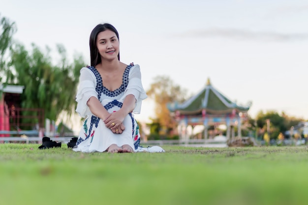 Schönes attraktives Mädchen im Park