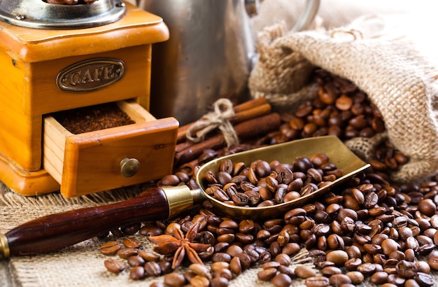 Schwarze Kaffeebohnen auf einem alten Hintergrund