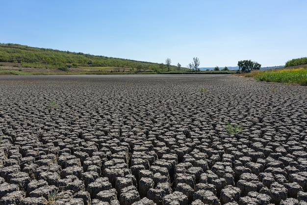 Seca profunda terra rachada sob o céu azul