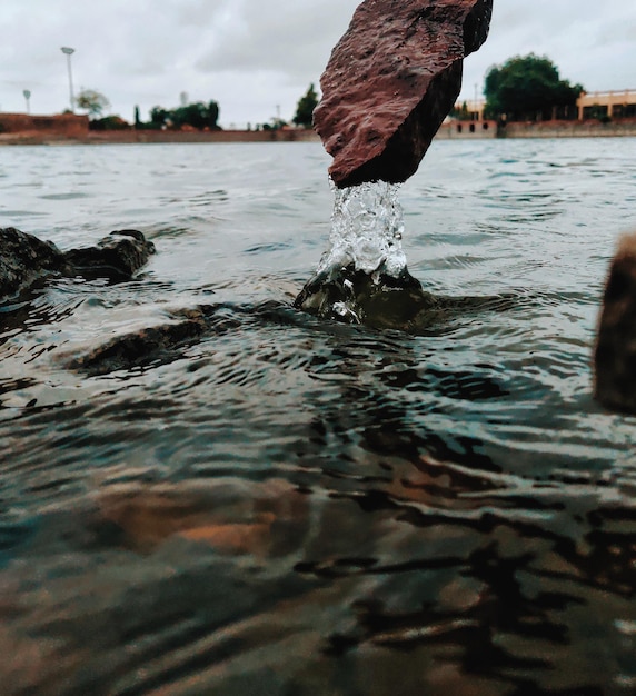 Foto seção baixa de pessoa nadando no mar.