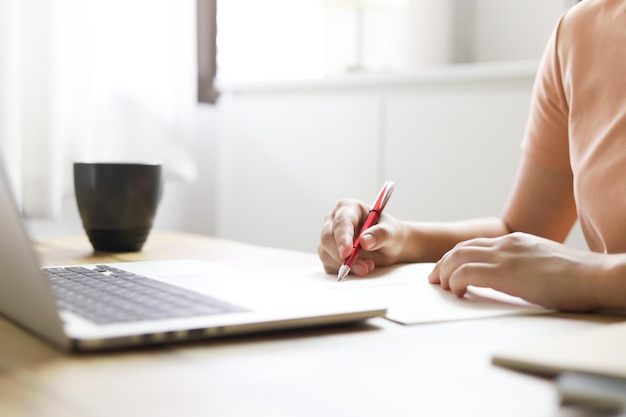 Foto seção média de mulher usando laptop na mesa