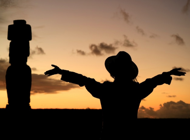 Silueta, de, femininas, braços elevar, admirar, céu ocaso, com, moai, estátua, ligado, ilha páscoa, chile