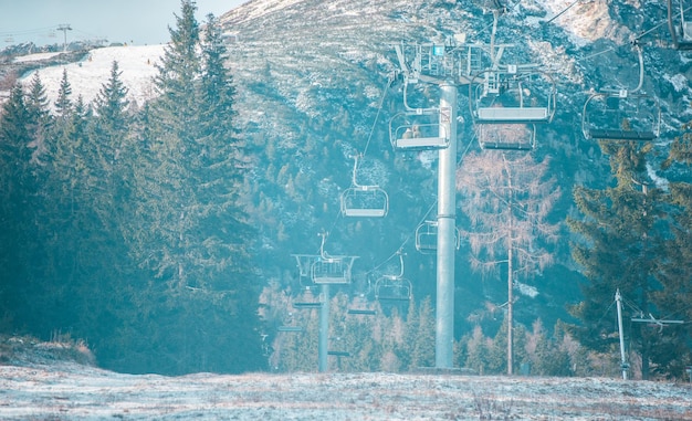 Skilift in der Hohen Tatra. Slowakische verschneite Natur im Winter im Skigebiet Strbske pleso (S