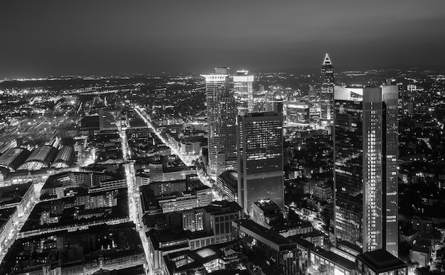 Skyline von Frankfurt am Main bei Nacht in Schwarz und Weiß