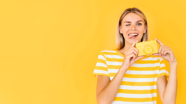 Smiley-Frau mit Kopierraum