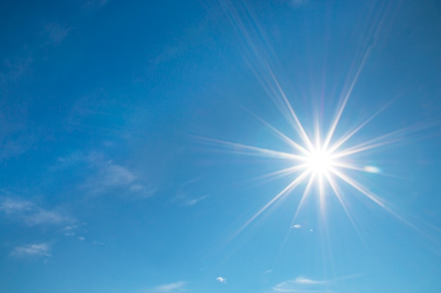 Sol brilhante no céu azul claro com espaço de texto livre