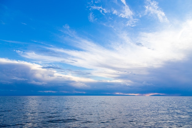 Sommer Seelandschaft, Wolken und Wasser