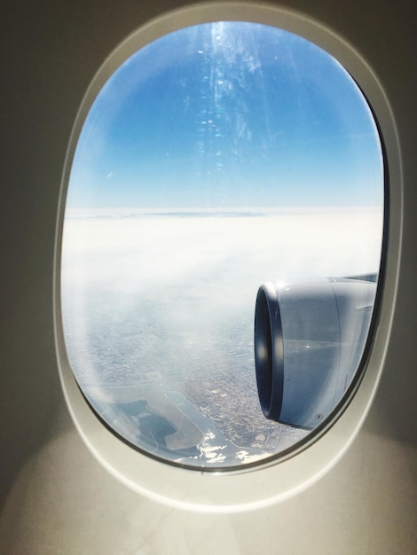 Foto sonnenuntergang durch das flugzeugfenster