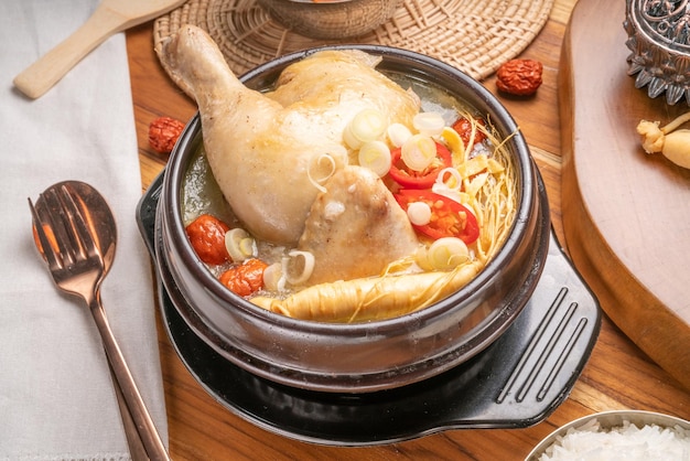 Sopa de galinha de ginseng ou frango de comida tradicional coreana de Samgyetang recheado com arroz