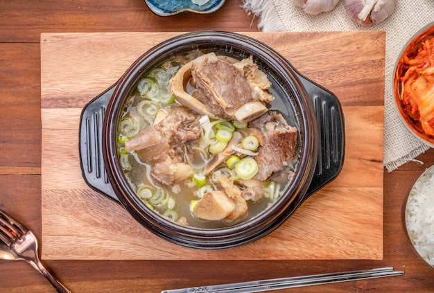 Sopa de osso de carne ou Seolleongtang A comida coreana mais reconfortante Servida com arroz kimchi cozido no vapor