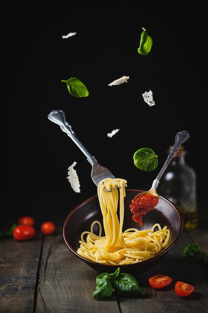 Spaghetti mit Tomatenmark, Käse und Basilikum Pasta und Käse Levitation Basilikum und Löffel