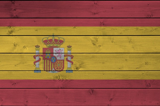 Spanien Flagge in hellen Farben auf alten Holzwand dargestellt. Strukturiertes Banner auf rauem Hintergrund