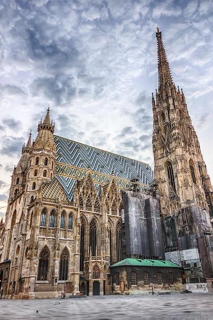 Foto st. stephens-kathedrale in wien wunderschöner blick an einem bewölkten tag