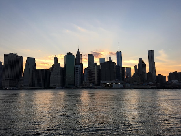 Stadt am Ufer bei Sonnenuntergang