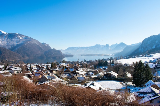 Foto stadtlandschaft mit bergen vor blauem himmel