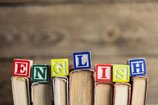 Foto stapel bücher mit englischem wort im hintergrund