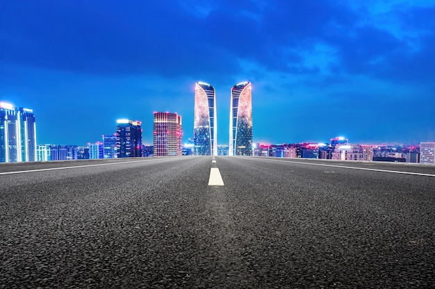 Straßen- und moderne Stadtgebäude gestalten die Skyline landschaftlich