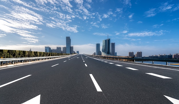 Foto straßenboden und moderne architektonische landschaftsskyline der chinesischen stadt