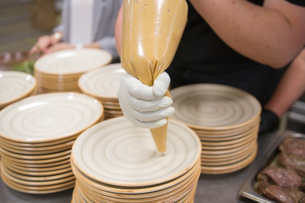 Szenen echter Teamarbeit großer spanischer Gourmets der Haute Cuisine für gesellschaftliche Veranstaltungen