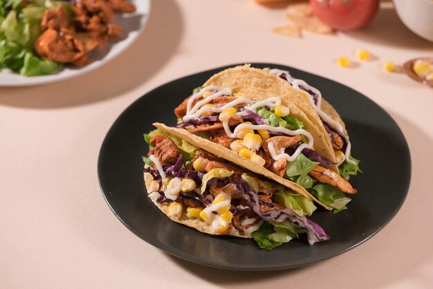 Foto taco mexicano tradicional com carne e legumes. comida latino-americana.