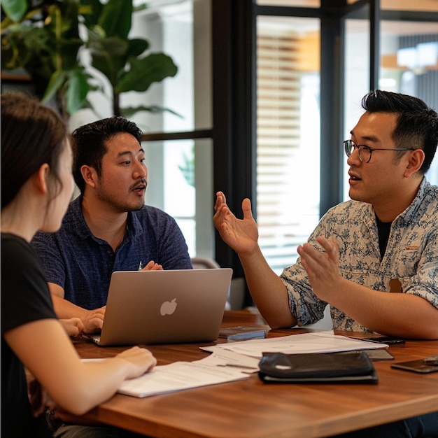 Foto team diskutiert e-mail-marketing-kampagnen und -strategien