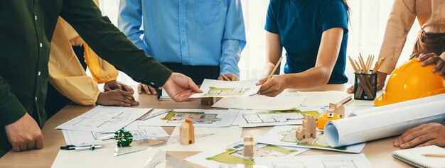 Foto teamdiskussion eines professionellen architekten-ingenieurs über die projektabgrenzung