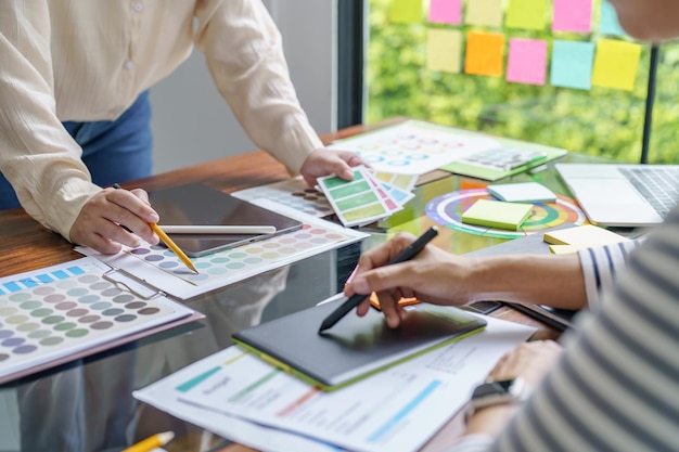 Foto teamwork brainstorming kreative idee geschäftsprojekt geschäftsleute treffen sich, machen notizen und diskutieren mit farbproben, um ideen zu teilen