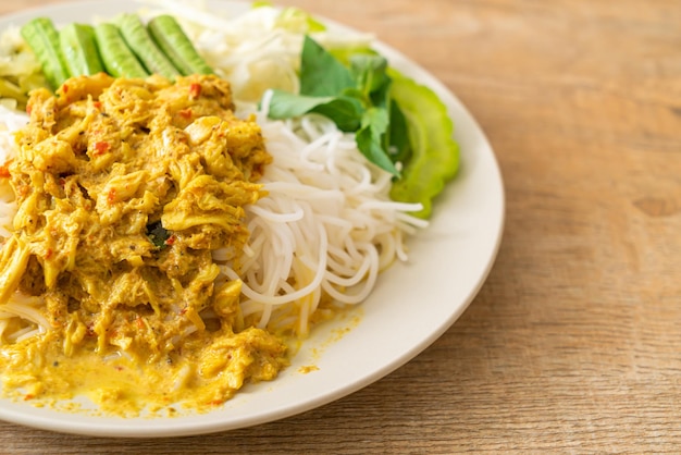 Thailändische Reisnudeln mit Krabbencurry und Sortengemüse