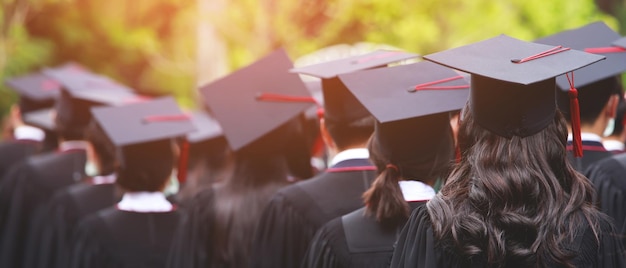 Tiro de chapéus de formatura durante formandos de sucesso de formatura da universidade, parabéns de educação de conceito. Cerimônia de Graduação, Parabéns aos formandos da Universidade.