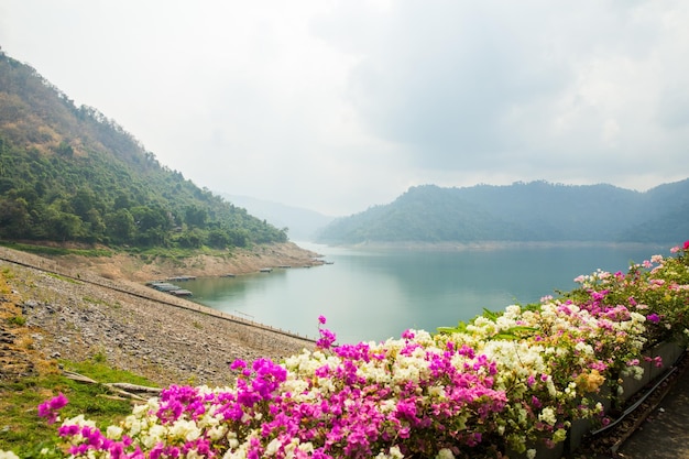 Foto top-ansicht der landschaft in khun dan prakan chon dam nakhon nayok