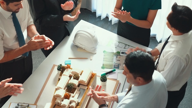 Foto top-ansicht des projektmanagers, der die hand klatscht, um den erfolg der ernährung zu feiern