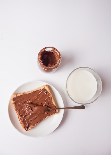 Torrada de pão com creme de chocolate manteiga, pote de creme de chocolate