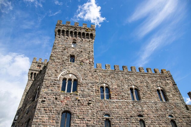 Foto torre alfina, uma bela aldeia italiana na província de viterbo, perto de aquapendente.