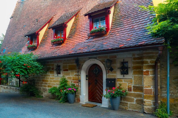 Foto traditionelle deutsche architektur halbholzhäuser im historischen zentrum rothenburg ob der tauber bayern mittelfranken deutschland 17. juli 2023