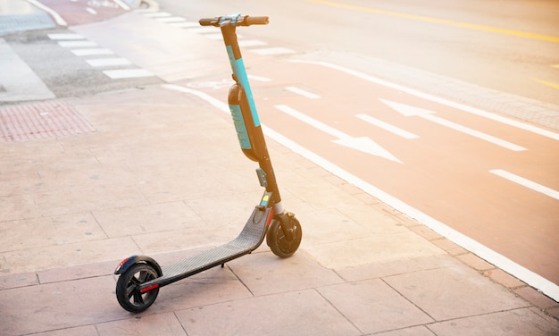 Tretroller auf dem Bürgersteig in der Nähe des Radwegs