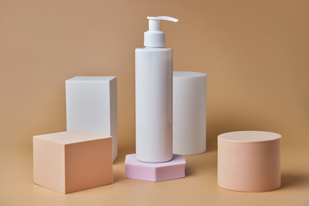 Tubo de cosméticos da moda com creme em pedestal na superfície bege