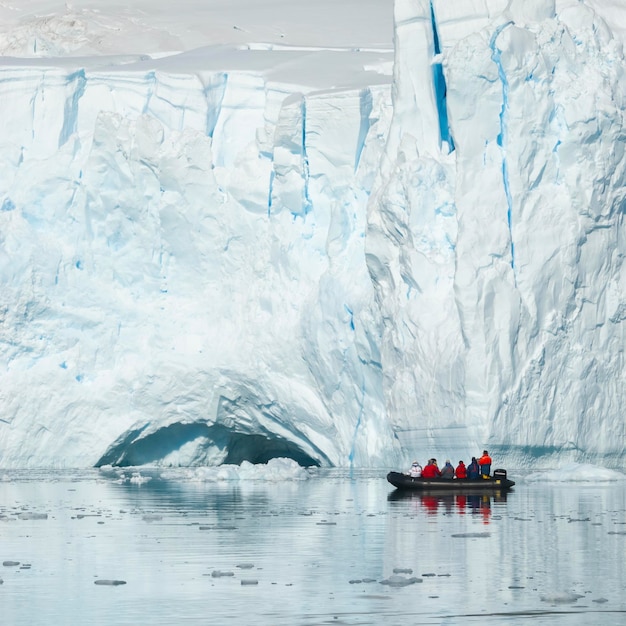 Turistas observando uma geleira na Antártica Paradise bay Península Antártica