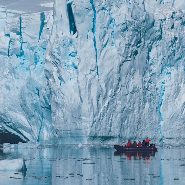 Turistas observando uma geleira na Antártica Paradise bay Península Antártica