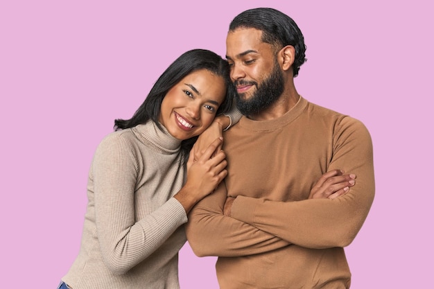 Foto um casal latino apaixonado abraçando-se calorosamente no estúdio.