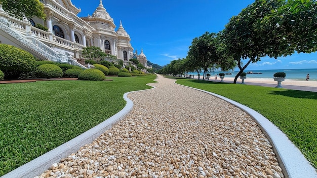 Foto um grande palácio com fachadas ornamentadas, jardins em terraços e fontes que exaltavam opulência real.