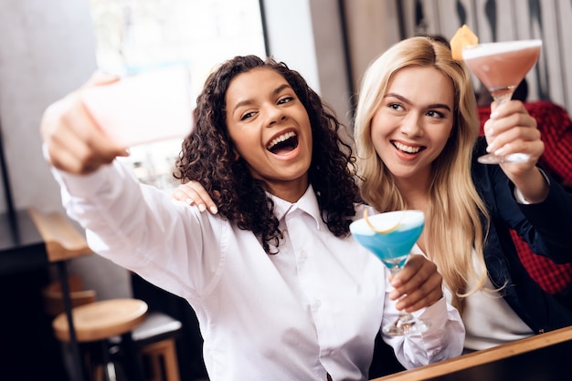 Um grupo de jovens está descansando em um bar.