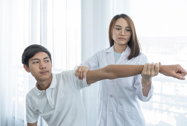 Foto um jovem casal em frente a uma mulher.