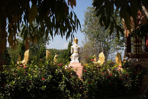 Uma bela vista do templo Wat Saeng Kaeo localizado em Chiang Rai Tailândia