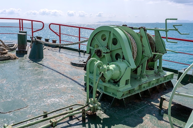 Uma corda grossa é enrolada em um tambor no convés de um ferry boat Tailândia Closeup