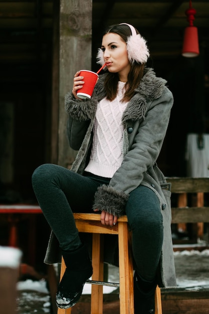 Uma linda garota caucasiana bebendo café quente