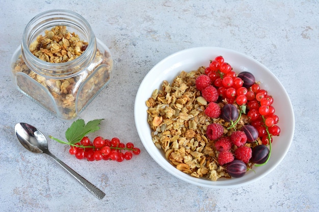 Foto uma tigela de granola com framboesa fresca e groselha vermelha vista superior