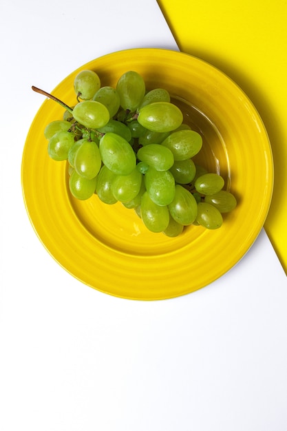 Uvas sazonais frescas em placa plástica