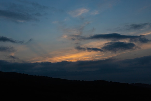 Foto vale da montanha durante o nascer do sol. paisagem natural de verão