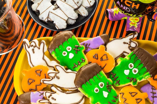 Variedade de doces preparados como guloseimas de Halloween.